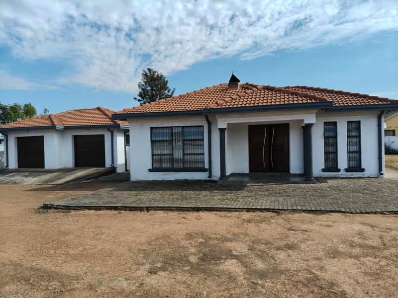 Charming 3-bedroom house for sale in Mogwase—perfect for family living and close to local amenities!