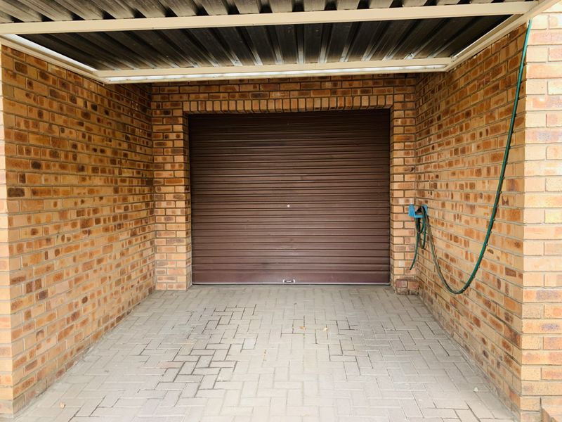 Beautiful and extremely well kept unit in a safely guarded and peaceful complex. - Photo 2
