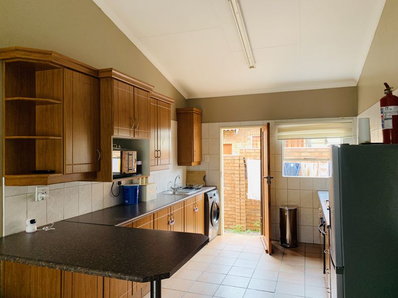 Beautiful and extremely well kept unit in a safely guarded and peaceful complex. - Photo 5