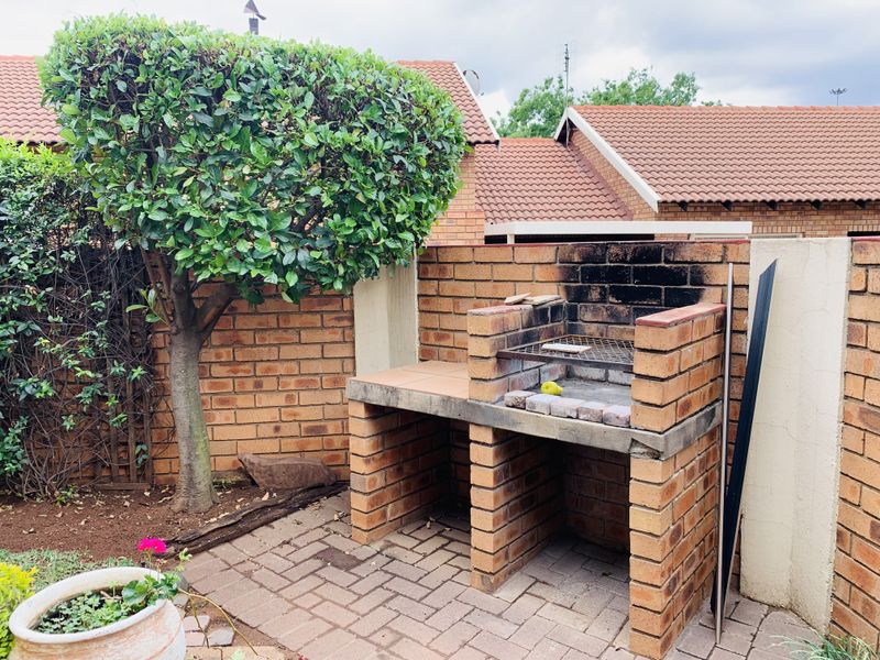 Beautiful and extremely well kept unit in a safely guarded and peaceful complex. - Photo 4