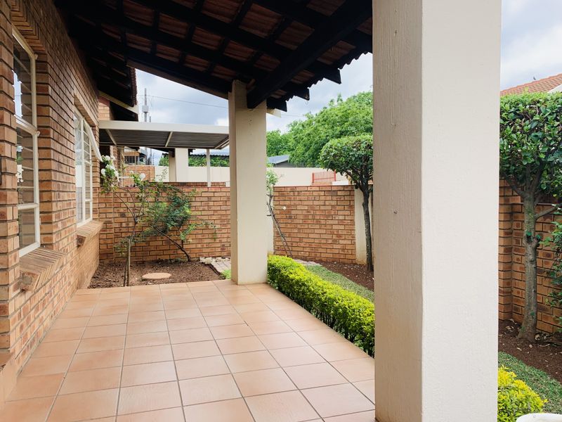 Beautiful and extremely well kept unit in a safely guarded and peaceful complex. - Photo 3