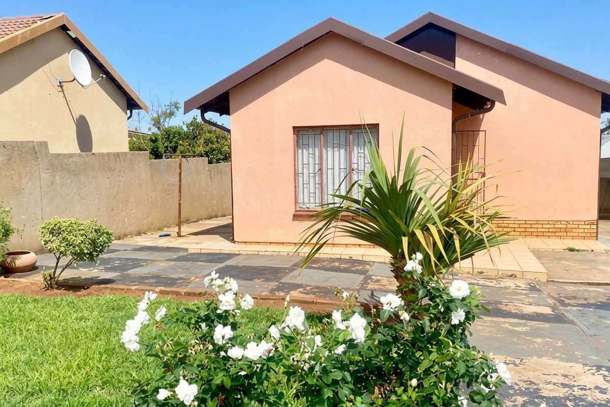 Spacious Family Home with Large Yard in Tlhabane - Photo 2