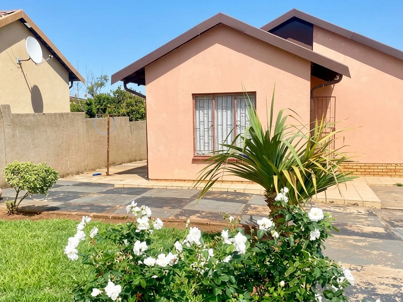 Spacious Family Home with Large Yard in Tlhabane - Photo 2