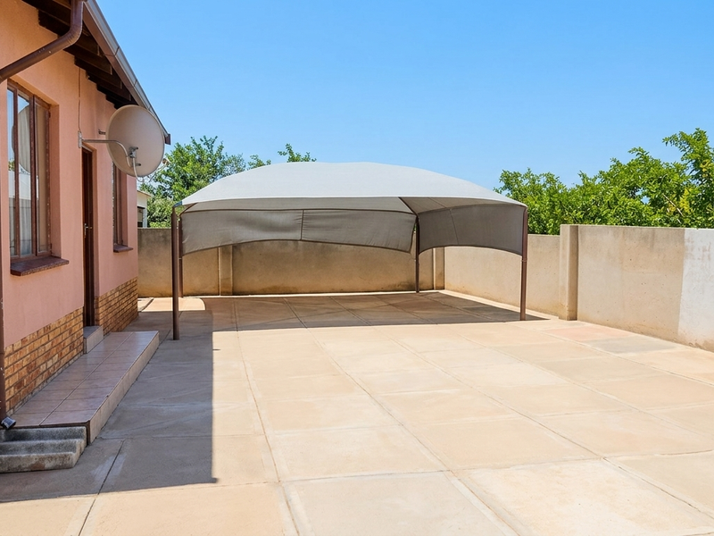 Spacious Family Home with Large Yard in Tlhabane - Photo 3