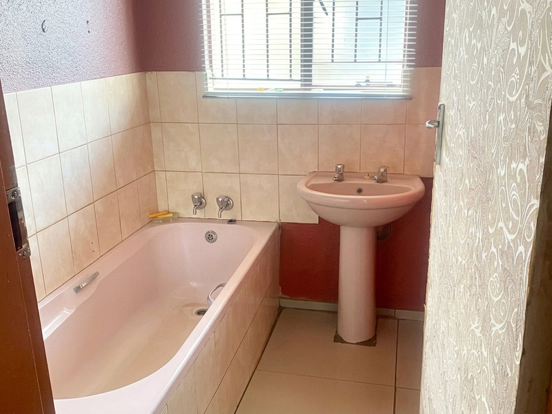 Spacious Family Home with Large Yard in Tlhabane - Photo 10