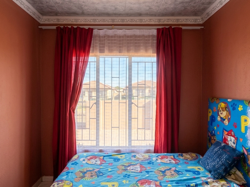 Spacious Family Home with Large Yard in Tlhabane - Photo 9