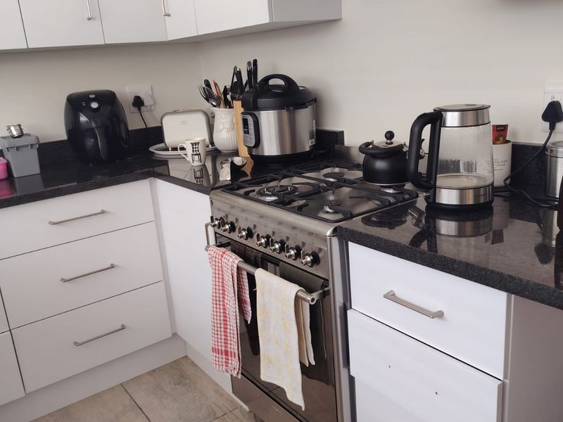 Charming Fully Furnished 1-Bed Flat in Strand with Ocean Views - Photo 10