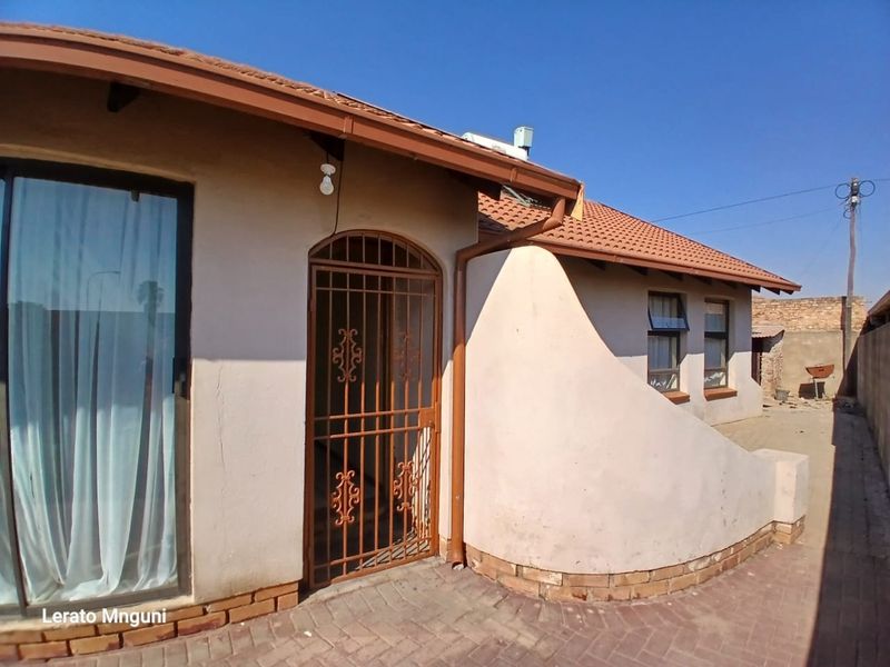 This Home Is Awaiting Your Personal Touch - Photo 5