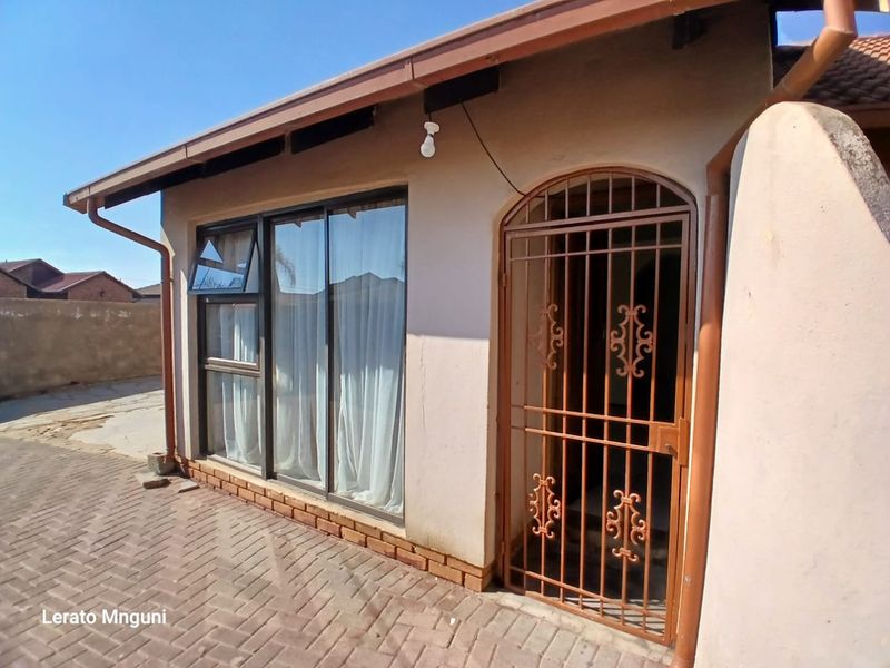 This Home Is Awaiting Your Personal Touch - Photo 4