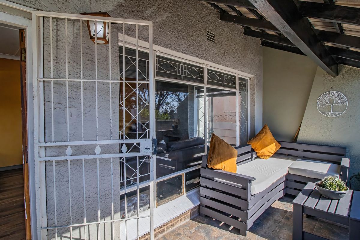 Modern Gem in the Heart of Ridgeway - Ampul Parking!!! - Photo 3