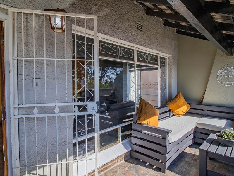 Modern Gem in the Heart of Ridgeway - Ampul Parking!!! - Photo 3