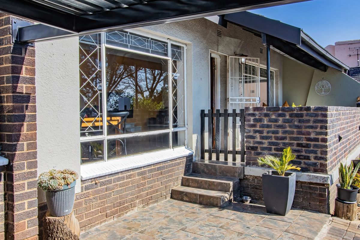 Modern Gem in the Heart of Ridgeway - Ampul Parking!!! - Photo 2