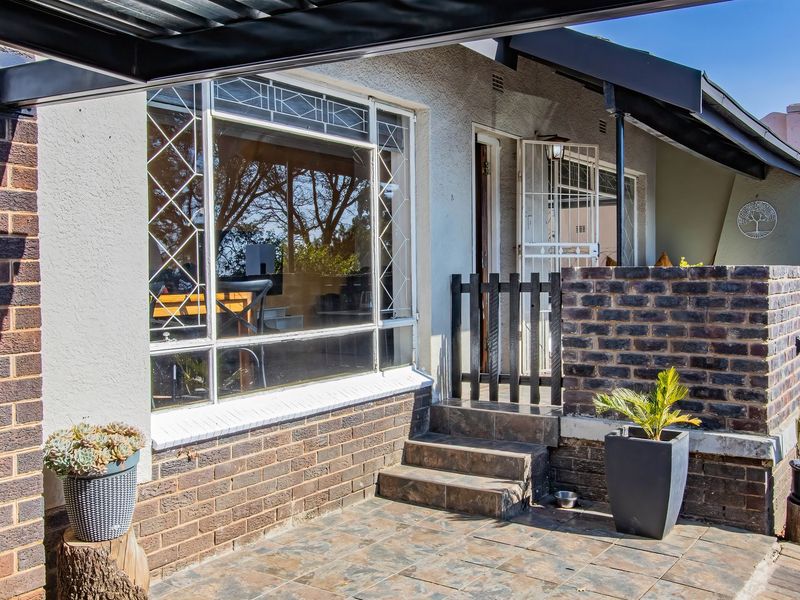 Modern Gem in the Heart of Ridgeway - Ampul Parking!!! - Photo 2