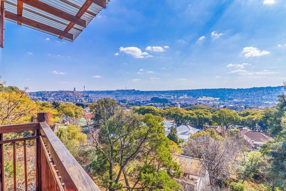 The Ultimate Family Sanctuary: A Historic Multi-Dwelling Paradise on Kensington Ridge - Photo 2