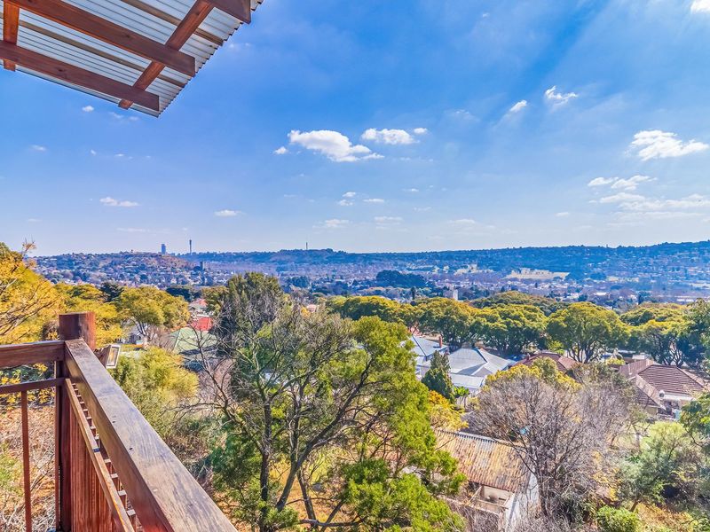The Ultimate Family Sanctuary: A Historic Multi-Dwelling Paradise on Kensington Ridge - Photo 2