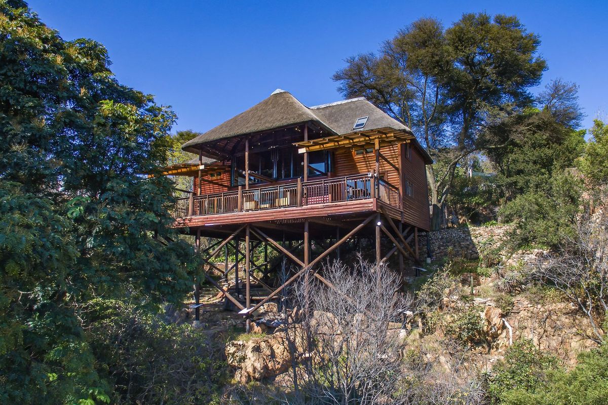 The Ultimate Family Sanctuary: A Historic Multi-Dwelling Paradise on Kensington Ridge - Photo 3