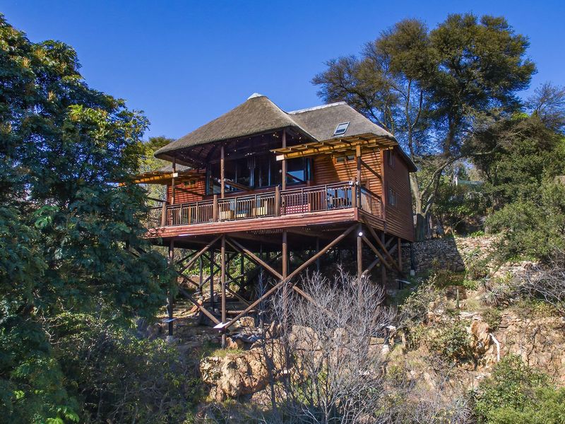 The Ultimate Family Sanctuary: A Historic Multi-Dwelling Paradise on Kensington Ridge - Photo 3