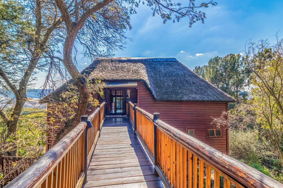 The Ultimate Family Sanctuary: A Historic Multi-Dwelling Paradise on Kensington Ridge - Photo 5