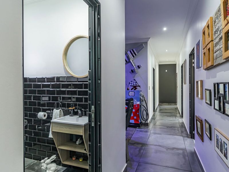 Sun, Style & Serenity: A Modern Single-Storey Home at Roodeplaat Dam - Photo 10