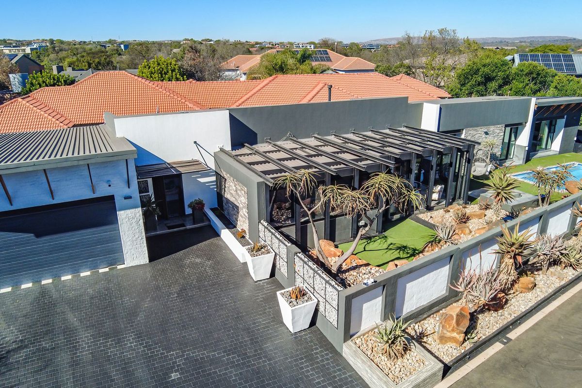 Sun, Style & Serenity: A Modern Single-Storey Home at Roodeplaat Dam - Photo 2