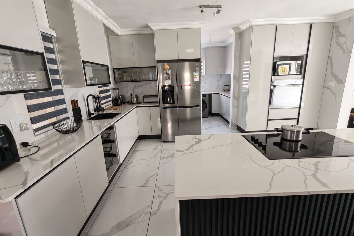 Modern Double-Storey Family Home in Secure Magaliesberg Country Estate - Photo 2