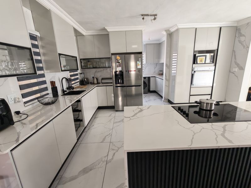 Modern Double-Storey Family Home in Secure Magaliesberg Country Estate - Photo 2