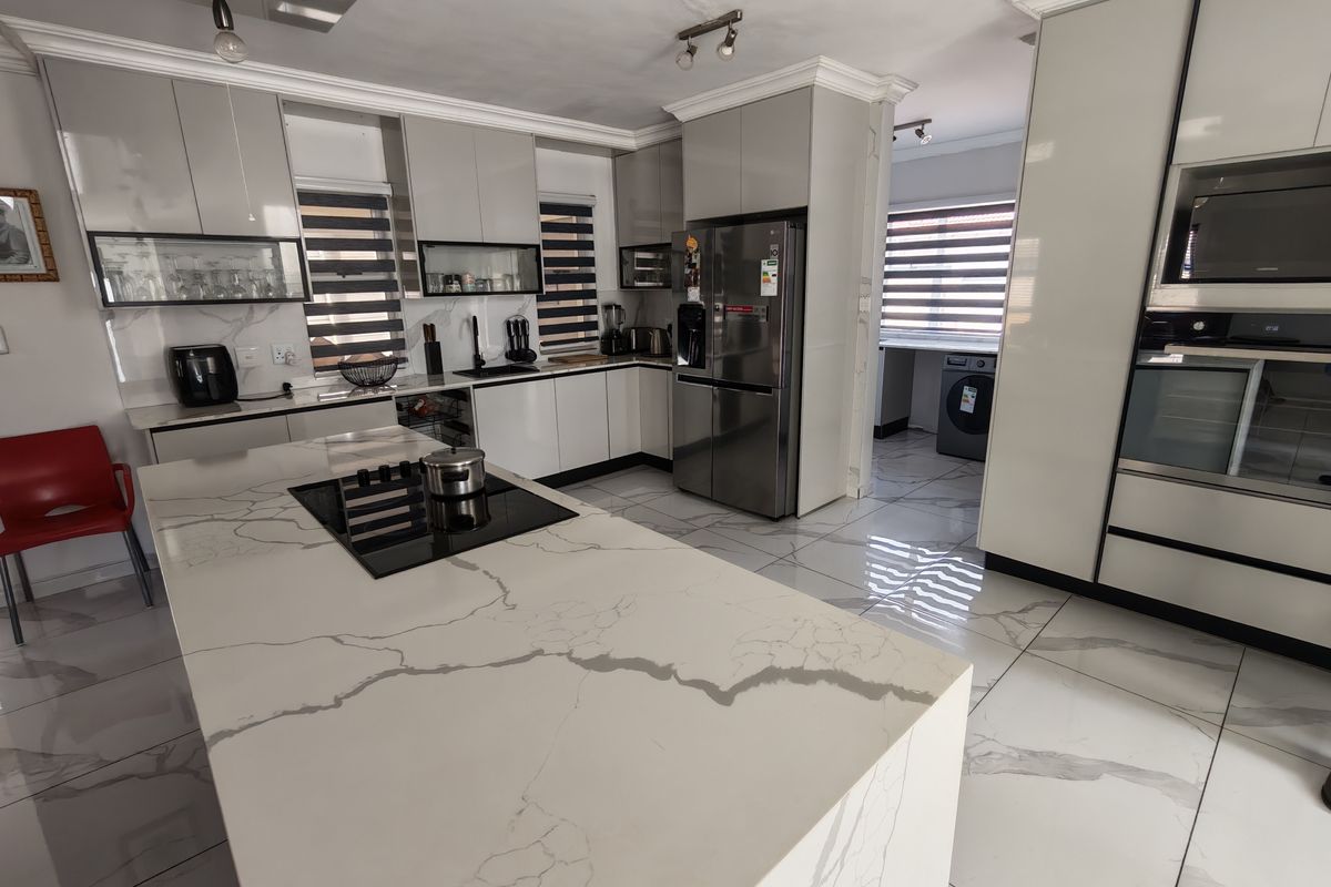Modern Double-Storey Family Home in Secure Magaliesberg Country Estate - Photo 3