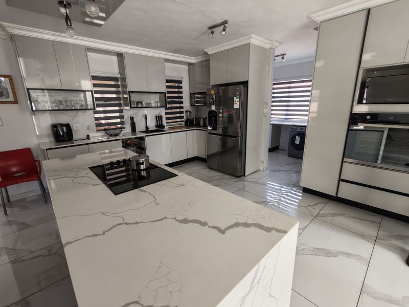 Modern Double-Storey Family Home in Secure Magaliesberg Country Estate - Photo 3