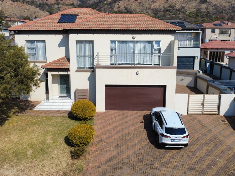 Modern Double-Storey Family Home in Secure Magaliesberg Country Estate - Photo 1