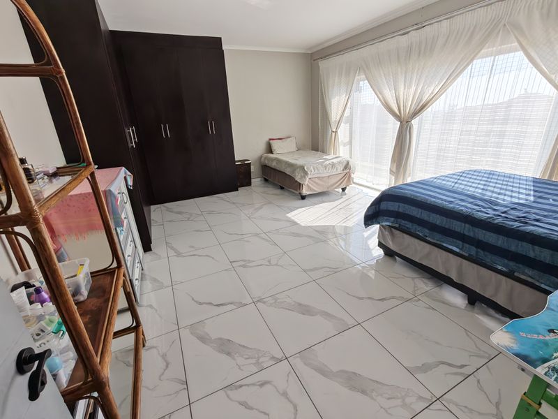 Modern Double-Storey Family Home in Secure Magaliesberg Country Estate - Photo 8