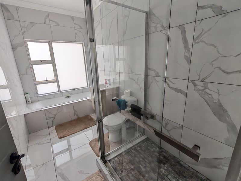 Modern Double-Storey Family Home in Secure Magaliesberg Country Estate - Photo 10