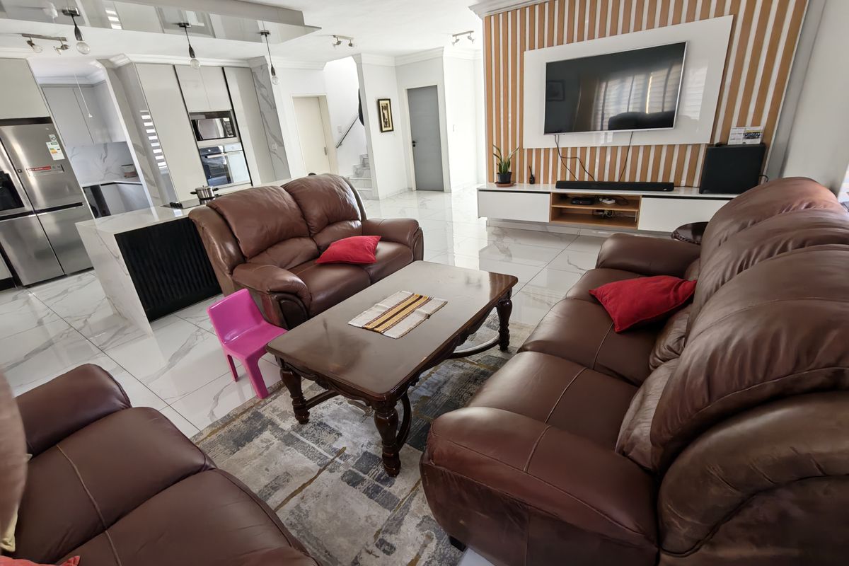 Modern Double-Storey Family Home in Secure Magaliesberg Country Estate - Photo 5