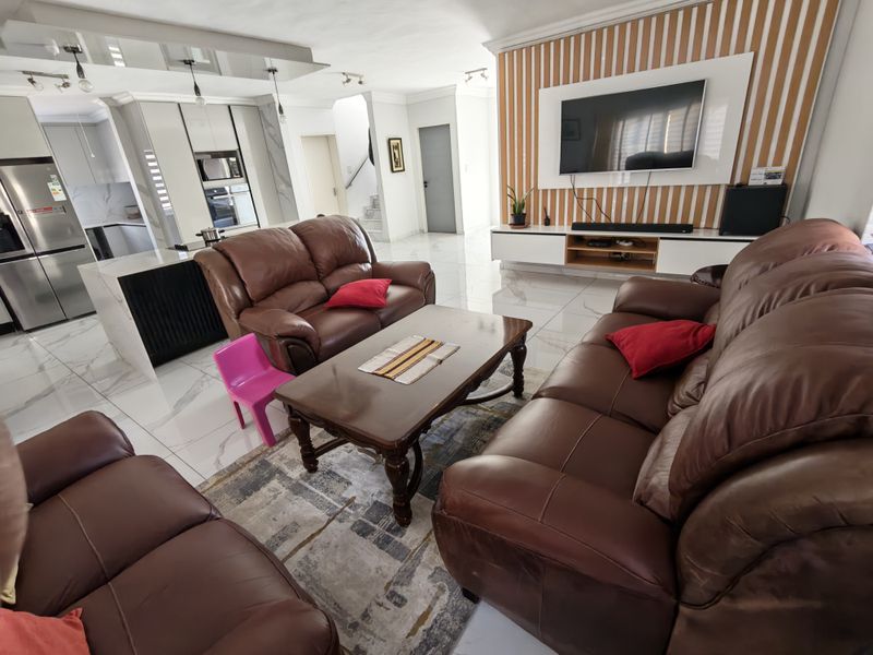 Modern Double-Storey Family Home in Secure Magaliesberg Country Estate - Photo 5