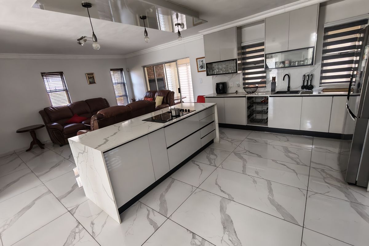 Modern Double-Storey Family Home in Secure Magaliesberg Country Estate - Photo 4