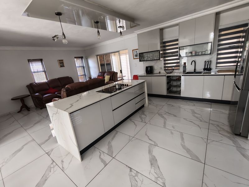 Modern Double-Storey Family Home in Secure Magaliesberg Country Estate - Photo 4