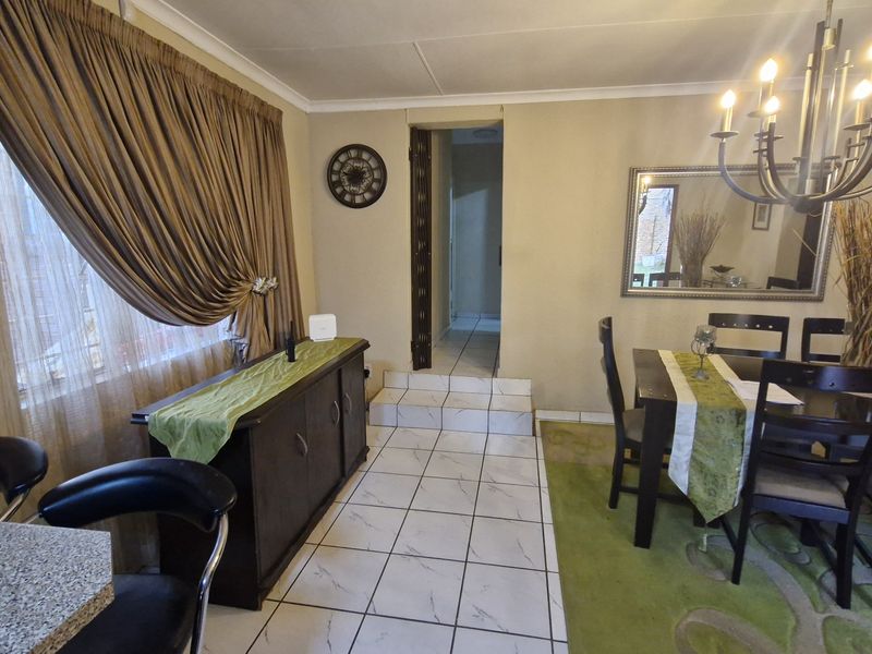 Ideally Located Home Near Carnival Mall - Photo 4