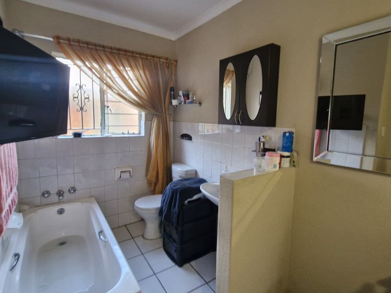 Ideally Located Home Near Carnival Mall - Photo 8