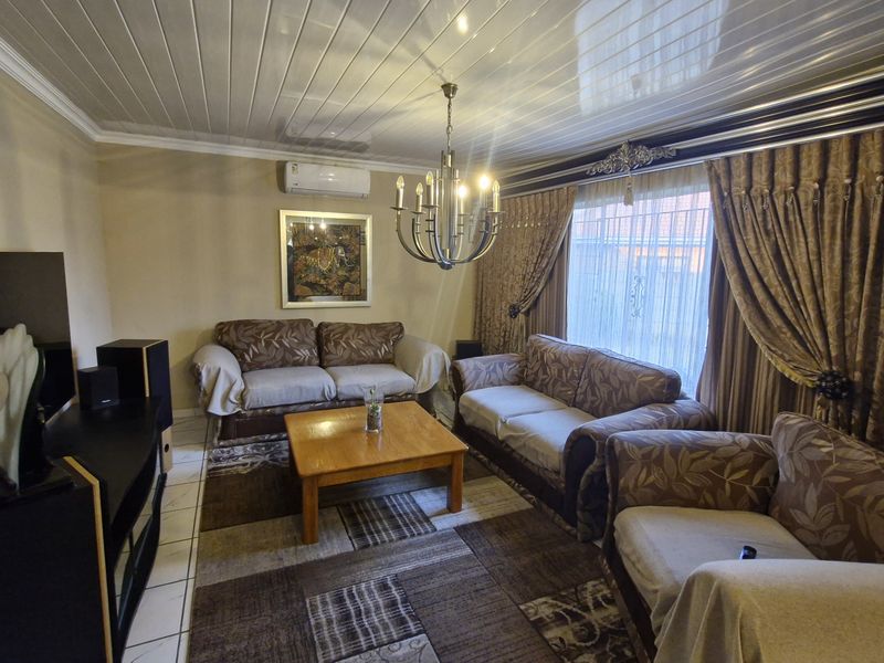 Ideally Located Home Near Carnival Mall - Photo 2