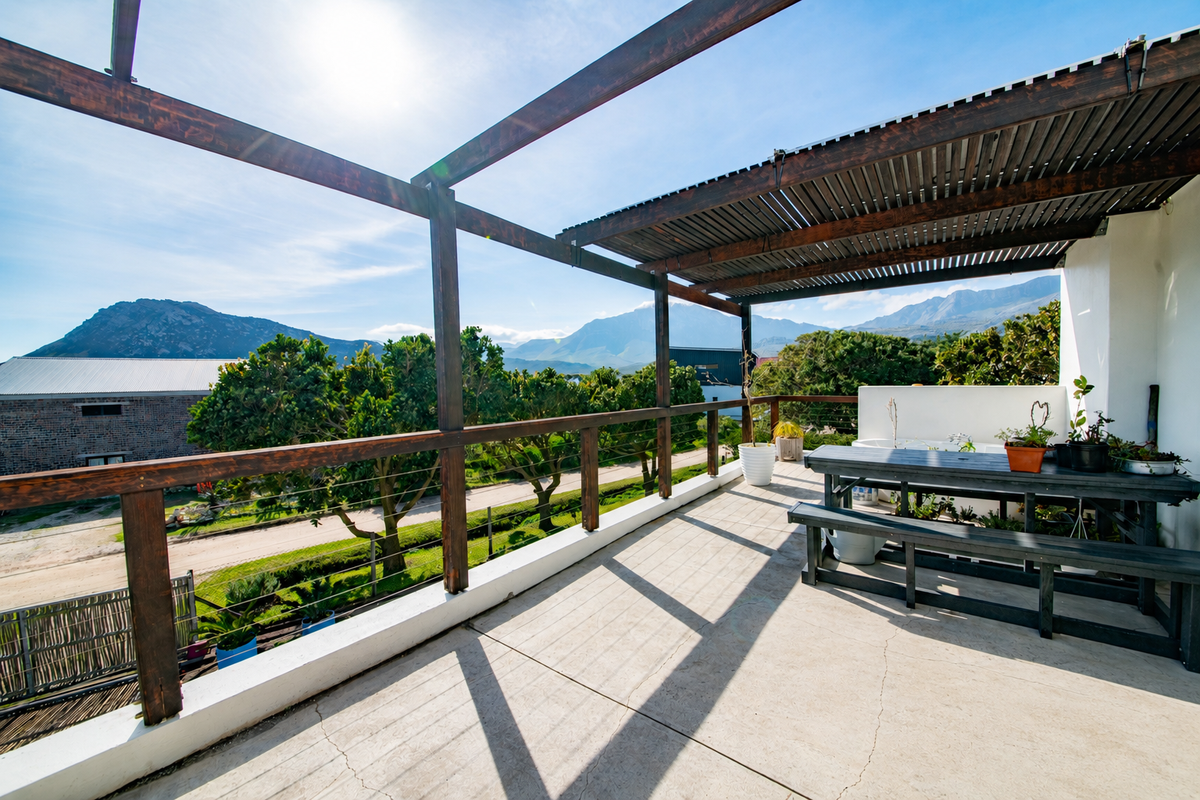 Modern Family Home with Exceptional Views | Elizabeth Road, Pringle Bay - Photo 2