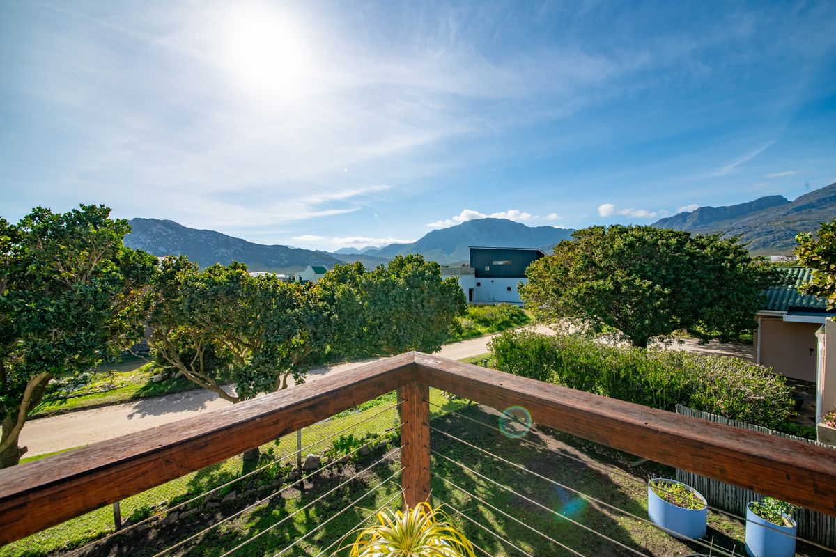 Modern Family Home with Exceptional Views | Elizabeth Road, Pringle Bay - Photo 3