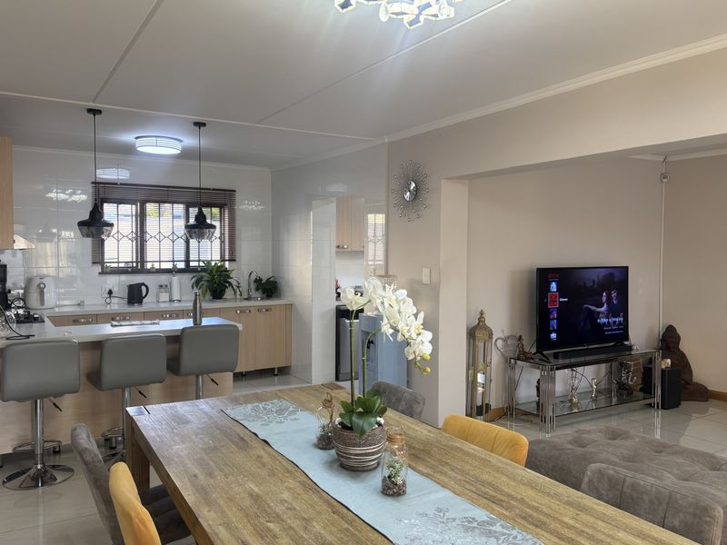 Spacious Family Living with Spectacular Sunset Views | La Maison Royale - Photo 5
