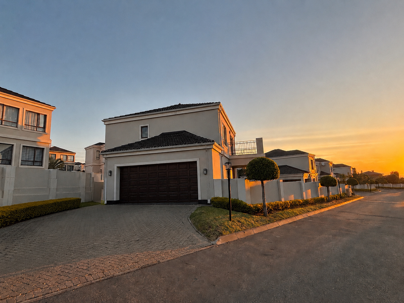 Spacious Family Living with Spectacular Sunset Views | La Maison Royale - Photo 1