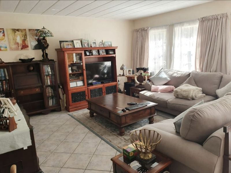 Charming & Spacious 3-Bedroom Corner Duplex with Large Private Garden - Photo 2