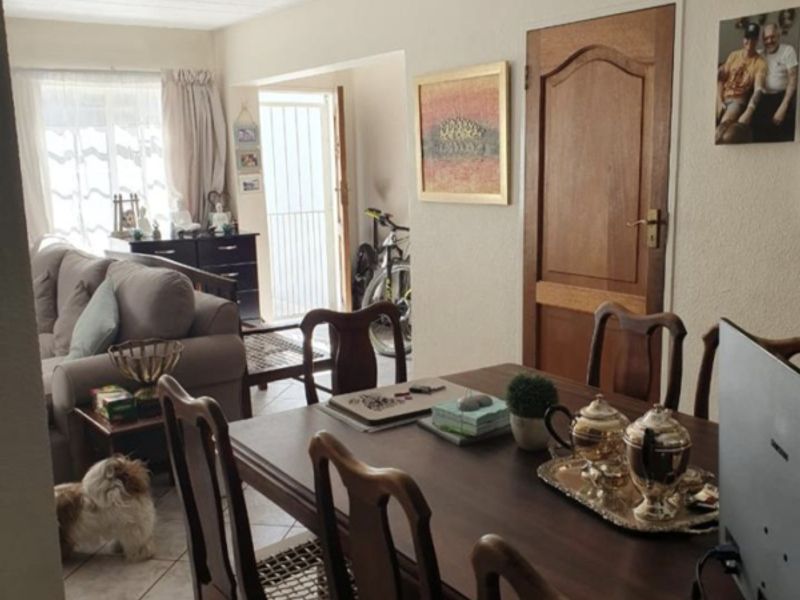 Charming & Spacious 3-Bedroom Corner Duplex with Large Private Garden - Photo 3