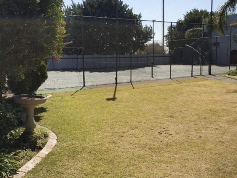 Charming & Spacious 3-Bedroom Corner Duplex with Large Private Garden - Photo 9