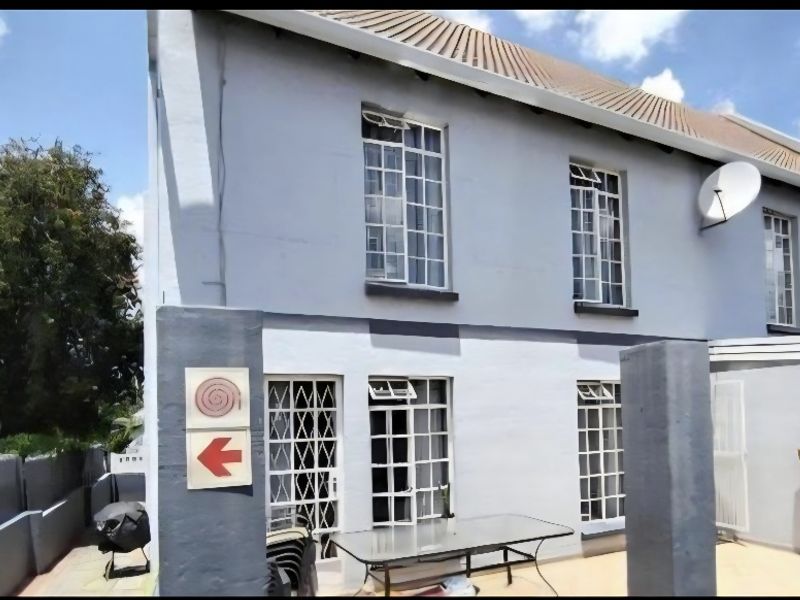 Charming & Spacious 3-Bedroom Corner Duplex with Large Private Garden - Photo 1