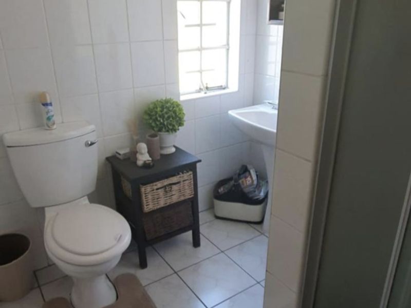 Charming & Spacious 3-Bedroom Corner Duplex with Large Private Garden - Photo 8