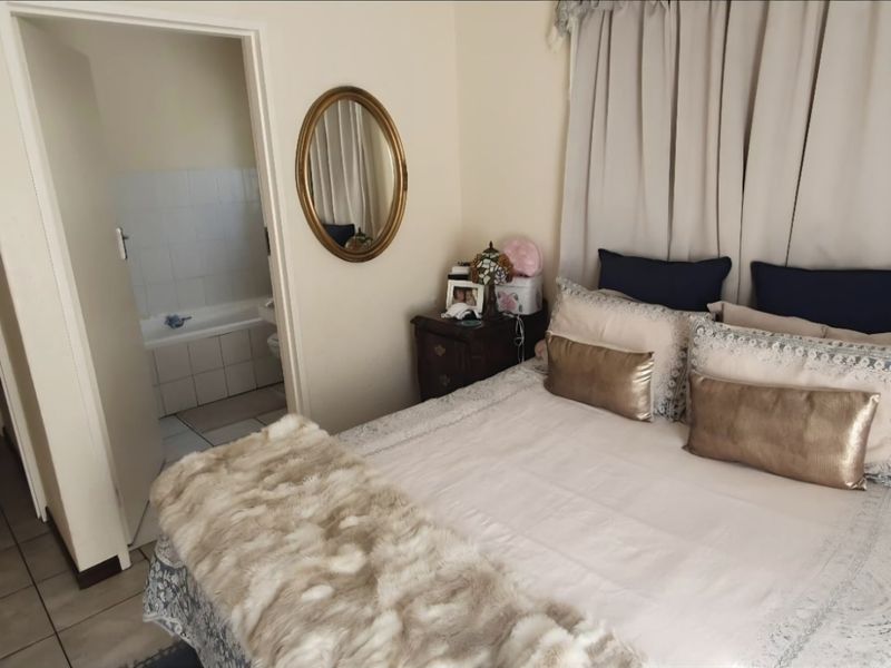 Charming & Spacious 3-Bedroom Corner Duplex with Large Private Garden - Photo 6