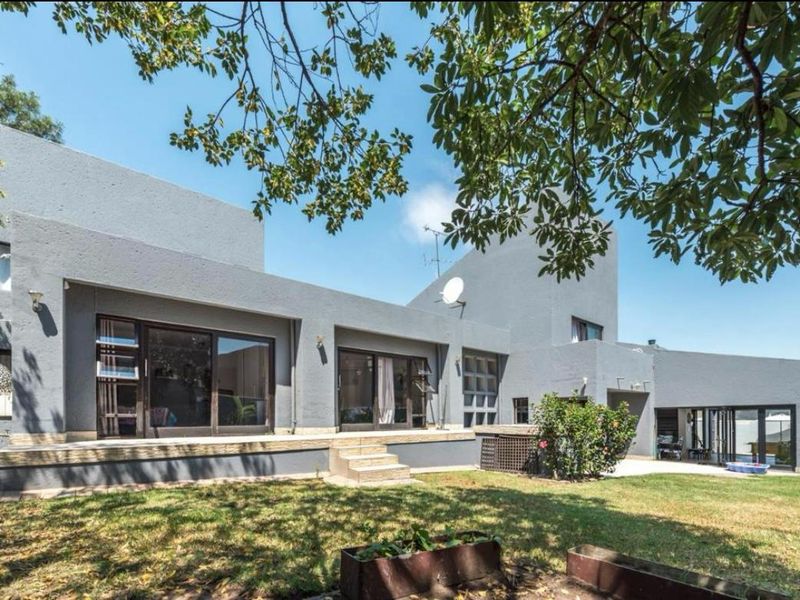 Luxury Living in Prime Dowerglen - Photo 1