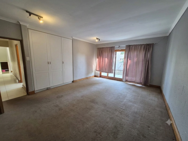 Luxury Living in Prime Dowerglen - Photo 9
